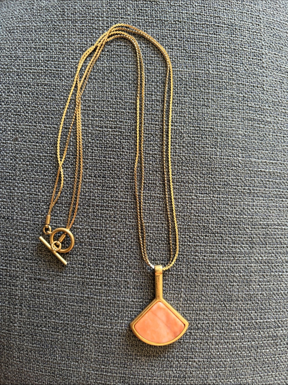 Gold pendant necklace